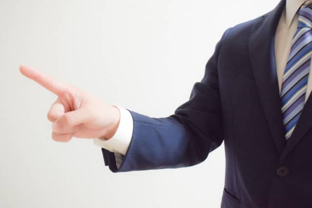 指差しするビジネスパーソン
