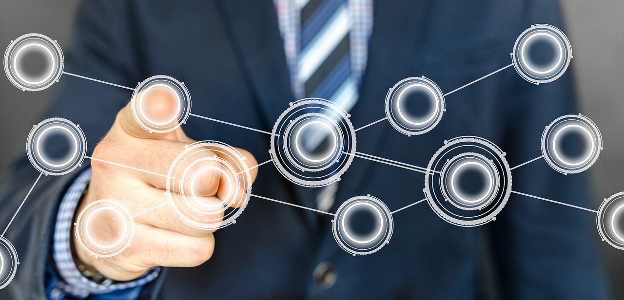 スーツ姿と指差し