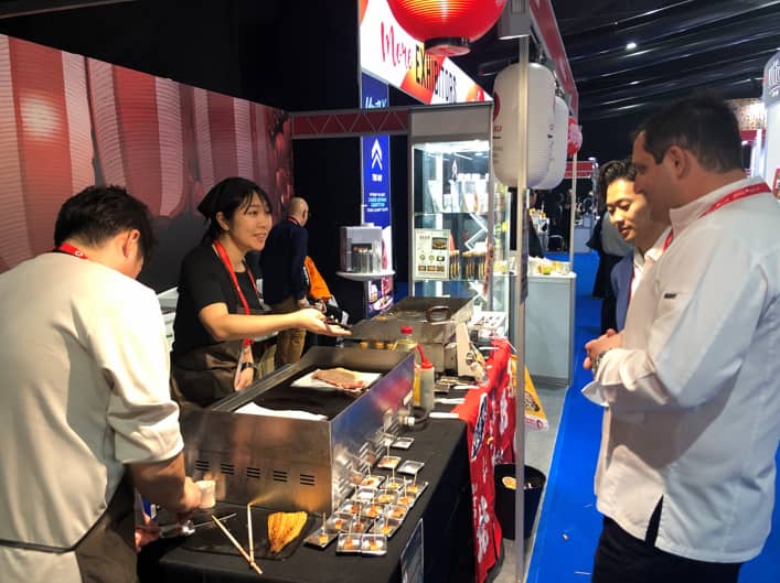 鉄板付近に集まる人